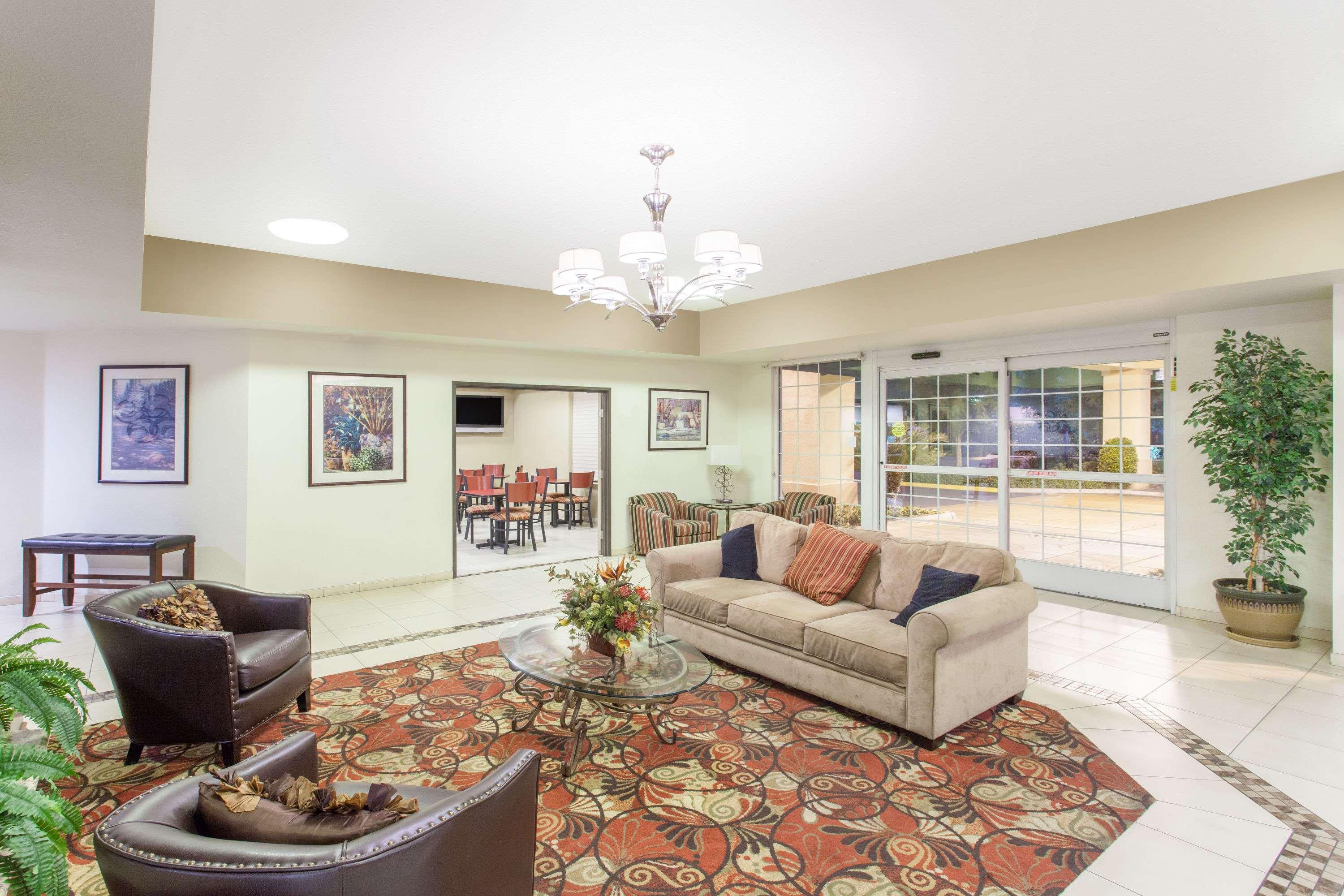 Hotel Ramada By Wyndham Northwest